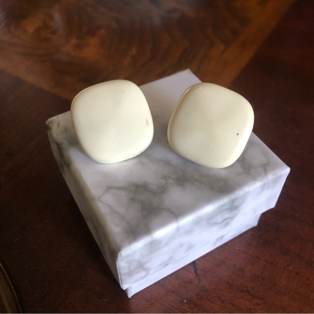 Vintage 80s cream tone resin clip on earrings